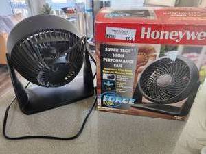 lot 102 image: Honeywell Super Tech High Performance Fan