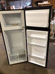 lot 27 image: Vissani 7.1 cu. ft. Top Freezer Refrigerator in Stainless Steel Look   Slight Damage on Top Corner Customer Returns See Pictures