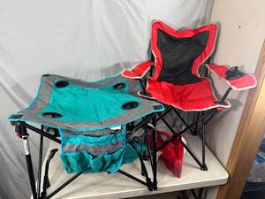 lot 40 image: Folding Camp Chair and Folidng Camp Table