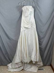 lot 43 image: Wedding Dress - Size 10