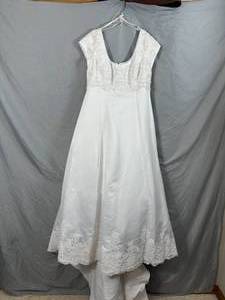 lot 48 image: Wedding Dress - Size 8