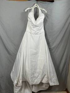 lot 51 image: Dreams Bridal Wedding Dress - Unknown Size - 10-12