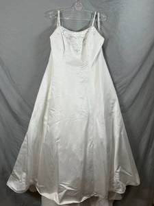 lot 52 image: Alfred Angelo Wedding Dress - Size 22