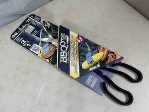 lot 196 image: New BBQ Croc 18 Inch 3 in 1 BBQ Tool