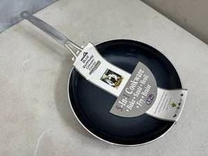lot 254 image: New 9.5 inch Ceramic Coated Frying Pan