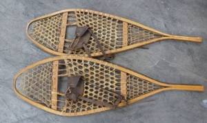 lot 37 image: Nice set of snow shoes