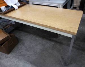lot 44 image: Table 24x60