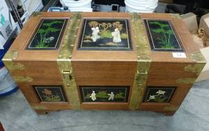 lot 50 image: Wood storage chest Excellent condition