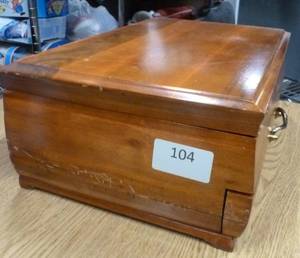lot 104 image: Nice tarnish resistant silverware chest, full of Wm Rogers 1847 series Flair pattern silverware