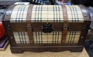 lot 106 image: Nice little storage chest