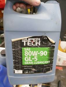 lot 130 image: Full gallon of gear lubricant 80W-90