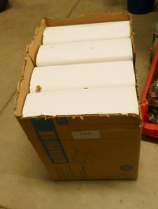 lot 152 image: Half case, 8 packs of 250 multifold towels