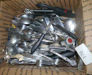 lot 176 image: Large lot of silverware