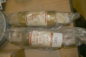 lot 186 image: TWO Shawmut 250V 600A fuses