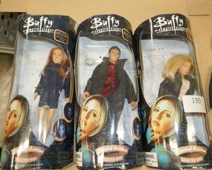 lot 190 image: 3 Buffy the Vampire slayer figures
