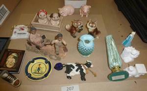 lot 207 image: Lot of salt and pepper shakers and various dcor