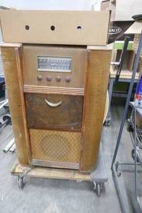 lot 279 image: vintage crosley radio and record player