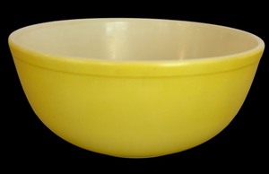lot 127 image: Vintage Pyrex Yellow Mixing Bowl