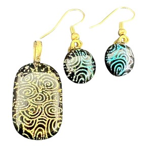 lot 85B image: Beautiful Glass Earrings and Pendant Set
