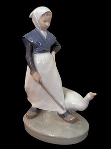 lot 34 image: Vintage Royal Copenhagen 528 Porcelain Figurine