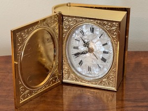 lot 82 image: Vintage 70s Seth Thomas Book Keepsake Photo Travel Alarm 3 Clock