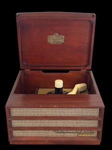 lot 189 image: Orthophonic High Fidelity RCA Victor Record Player  Portable Vintage RCA Victor Record Player