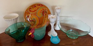 lot 175 image: Stylish Home Decor Items including a Lovely Hand Blown Glass Aqua Vase