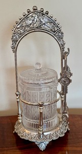 lot 176 image: Vintage Pickle Castor