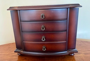 lot 171 image: Bombay Dresser Top Jewelry Box