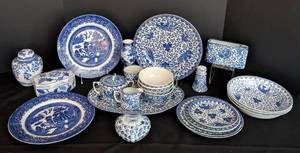 lot 258 image: Assorted Blue and White Vintage Asian Dishes