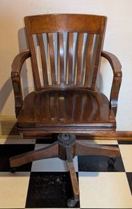 lot 323 image: Vintage Rolling Wood Office Chair