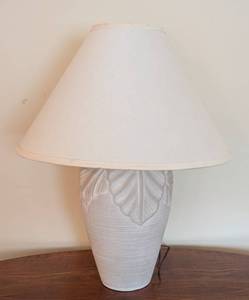 lot 331 image: Vintage Leaf Accent Table Lamp