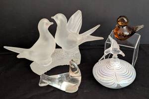 lot 215 image: Pretty Variety of Glass Bird Figurines and Perfume Bottle