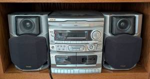 lot 142 image: Teac SG-F3680 Radio and Speakers