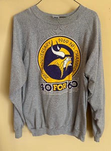 lot 370 image: Minnesota Vikings Football Size XL Sweatshirt