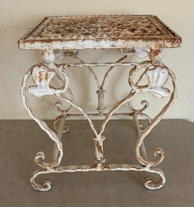 lot 378 image: Charming Vintage Metal Plant Stand