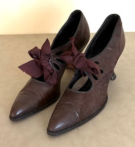 lot 381 image: Antique Edwardian Victorian Brown Leather Shoes Pointy Toe Ribbon Tie  Antique Ladies O.C. Hanson & Sons Size 38 Shoes