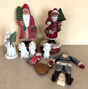 lot 390 image: Selection of Decorative Santa Clause Figurines