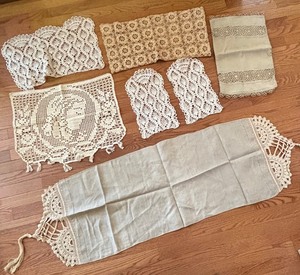 lot 401 image: Lovely Vintage Linens