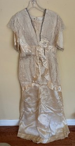 lot 403 image: Antique Wedding Dress