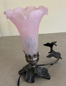 lot 415 image: Hummingbird Motif Tulip Lamp