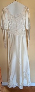 lot 417 image: Elegant Vintage Wedding Dress