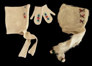 lot 433 image: Vintage Childrens Hats and Mittens