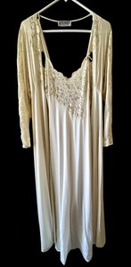 lot 229 image: Vintage Lily of France Night Gown and Robe