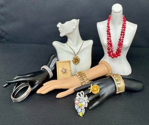lot 245C image: Assorted Vintage Jewelry