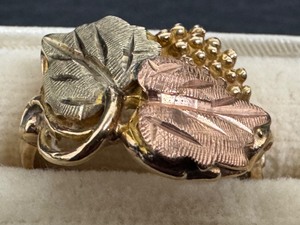 lot 36C image: Vintage 10K Black Hills Gold Ring