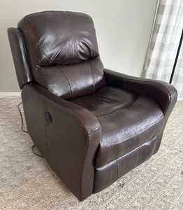 lot 17 image: Brown Leather Recliner