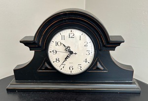 lot 104 image: Quartz Mantle Clock