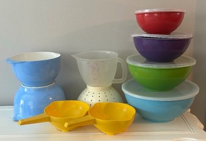 lot 109 image: Plastic Nesting Bowls, Strainers, Measuring Cup and More