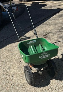 lot 147 image: Scotts Turf Builder Edge Guard Spreader